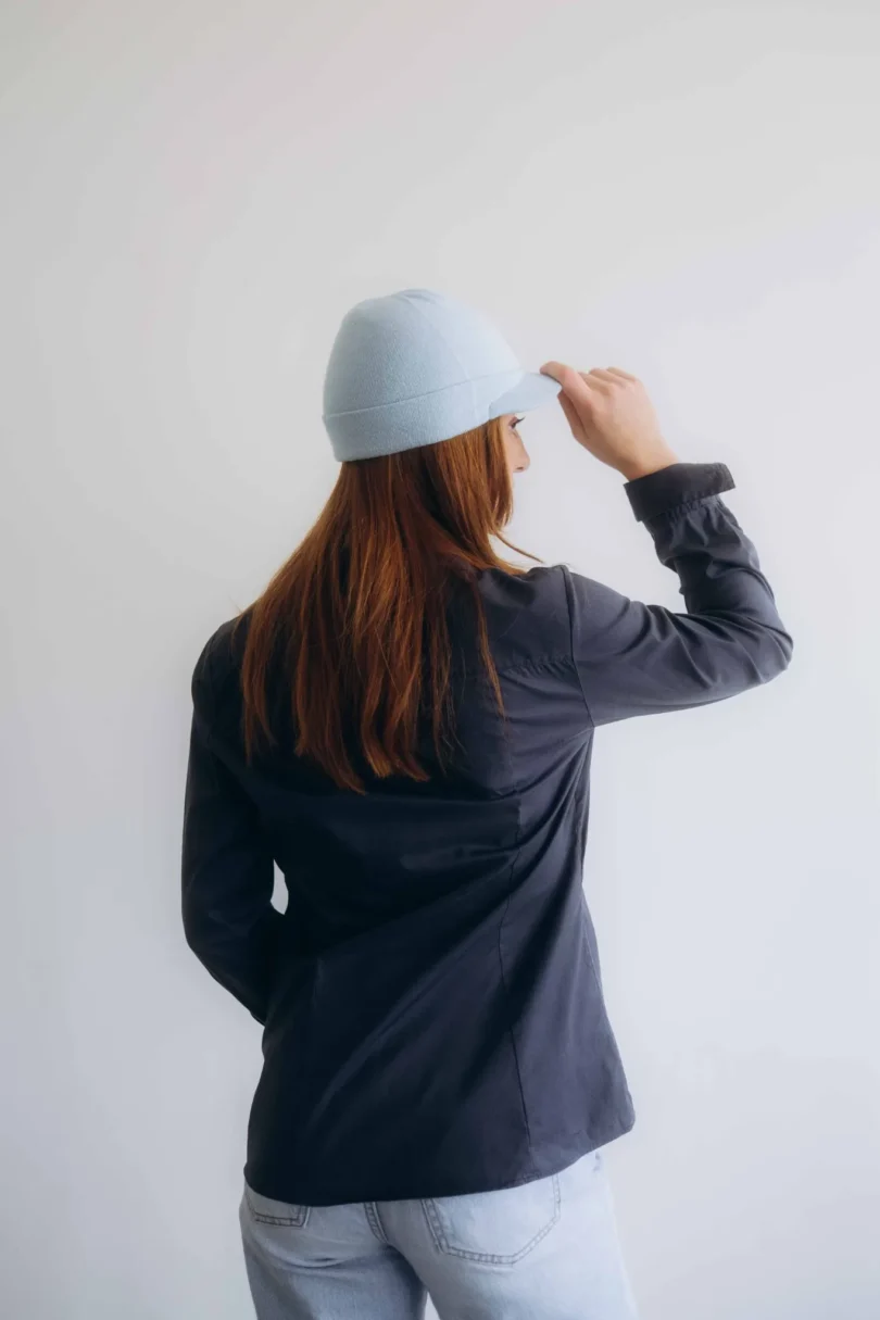 Dámske oblečenie čiapka ANJA bledotyrkysová – zadný pohľad.