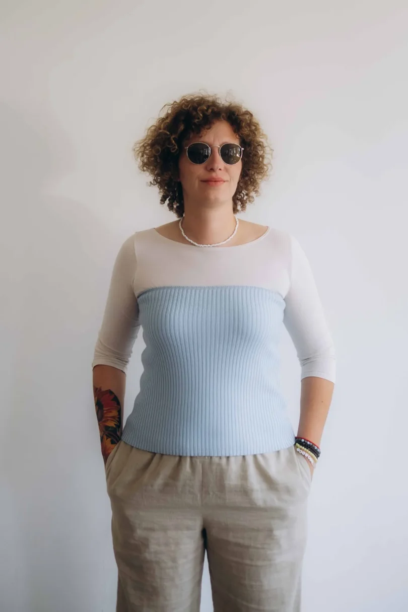 Dámsky pletený top v bledotyrkysovej farbe z kvalitnej priadze, elegantné oblečenie pre ženy so zvýraznenou siluetou