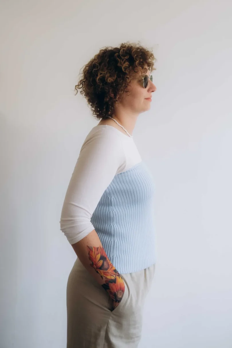 Dámske oblečenie driekovník NATASJA bledotyrkysový – bočný pohľad na jemný doplnok.