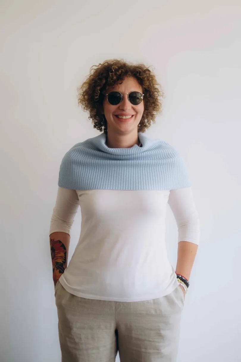 Dámsky pletený nákrčník v bledotyrkysovej farbe z vlny, elegantný zimný doplnok pre ženy v minimalistickom outfite
