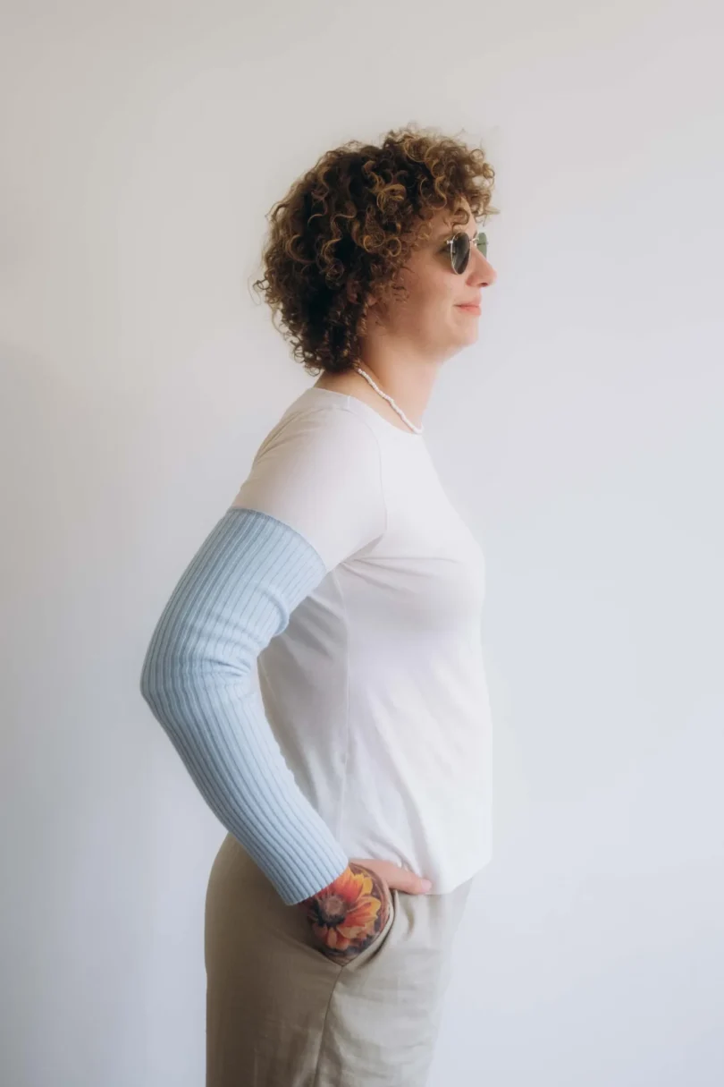 Dámske oblečenie rukávniky KATJA bledotyrkysové – bočný pohľad.