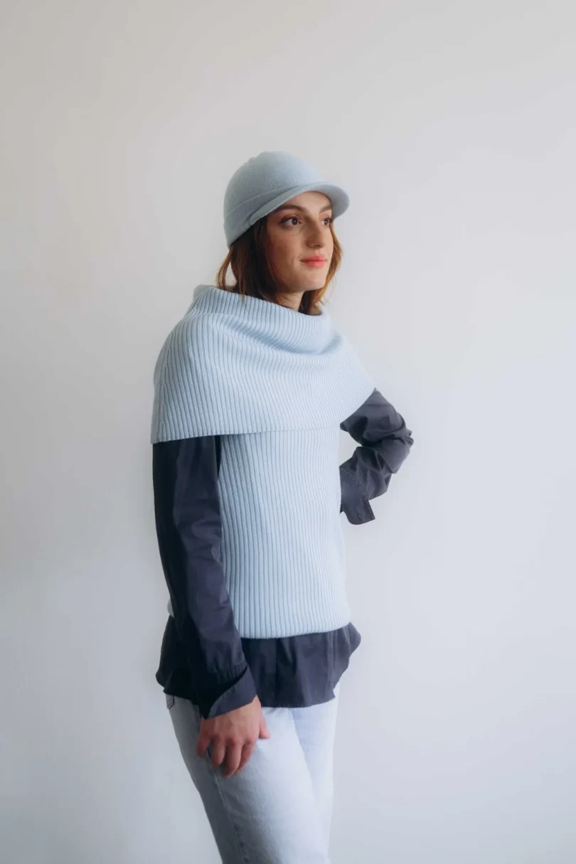 Trojset SOLVEJ bledotyrkysový z profilu – pletený dámsky komplet TATTJA, ktorý spája nadčasový dizajn a pohodlnú ženskú eleganciu.