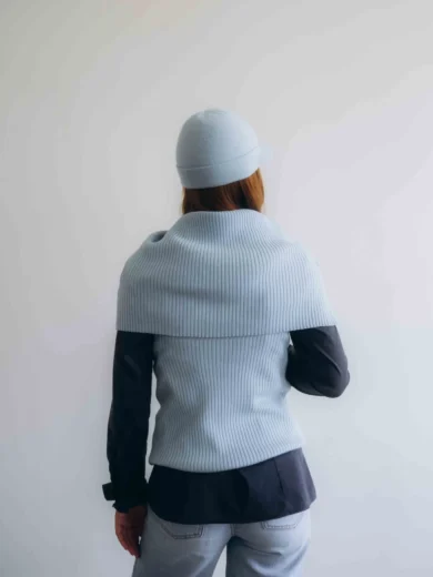 Dámsky trojset SOLVEJ bledotyrkysový – zadný pohľad na moderný pletený komplet TATTJA s dokonalým spracovaním a harmonickou siluetou.