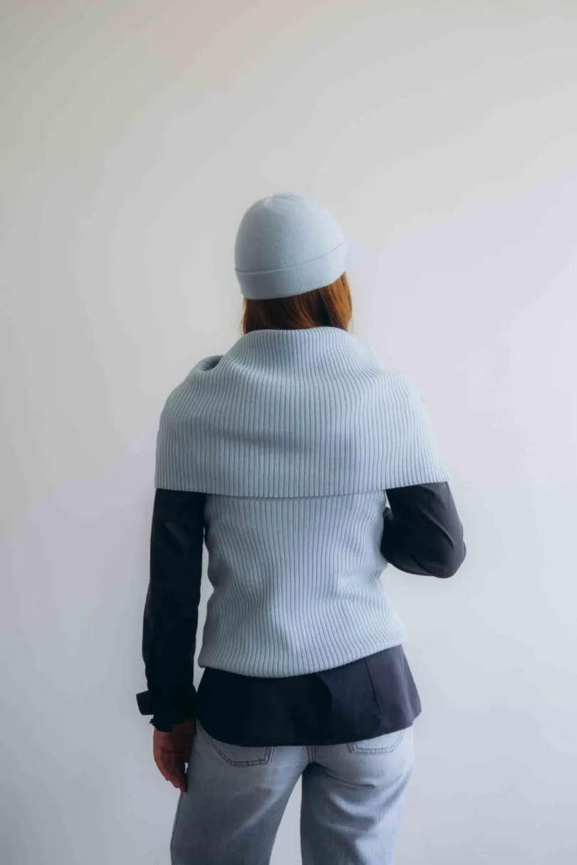 Dámsky trojset SOLVEJ bledotyrkysový – zadný pohľad na moderný pletený komplet TATTJA s dokonalým spracovaním a harmonickou siluetou.