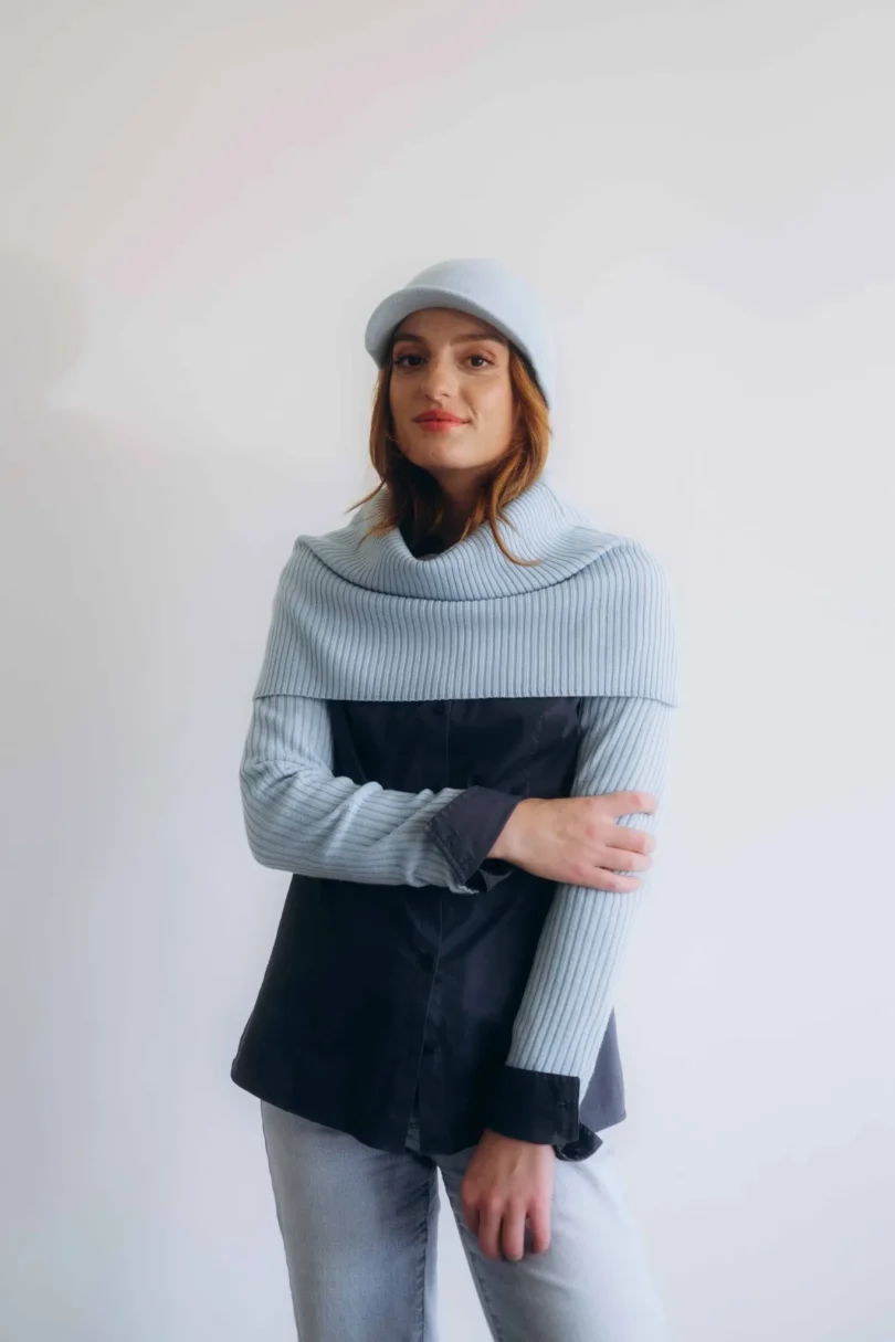 Dámske oblečenie trojset MIMIR bledotyrkysový – jemný pletený set TATTJA s nákrčníkom, rukávnikmi a čiapkou v sviežom odtieni elegancie.