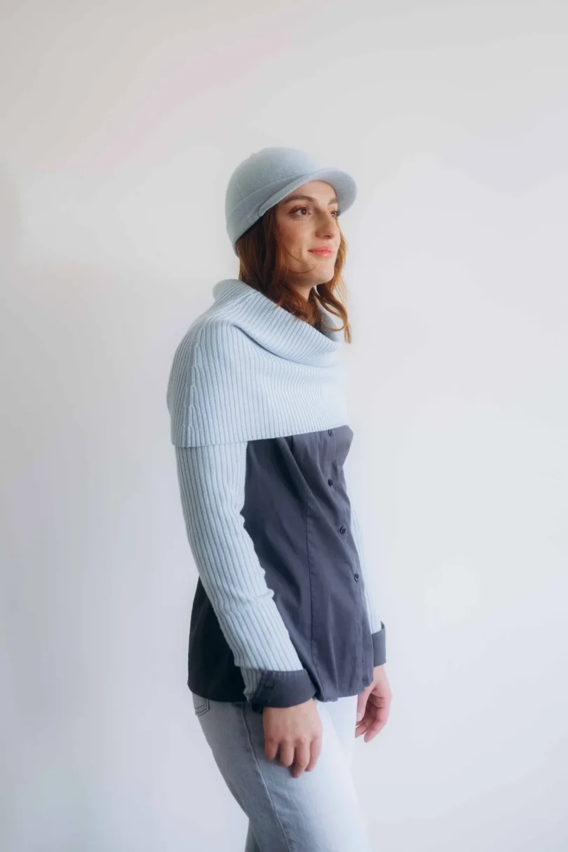 Dámske oblečenie trojset MIMIR bledotyrkysový z profilu – moderný pletený komplet TATTJA v jemnej farbe, ktorá podčiarkuje ladnosť pohybu.