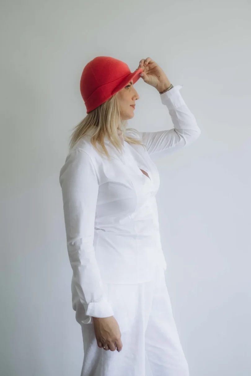 Dámske oblečenie čiapka ANJA červeno-oranžovo-lososová – bočný pohľad.