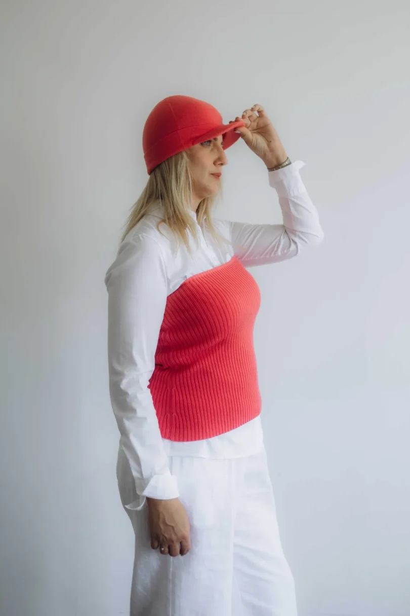 Dámske oblečenie dvojset MAGNHILD TATTJA červeno-oranžovo-lososový – pletený driekovník a čiapka