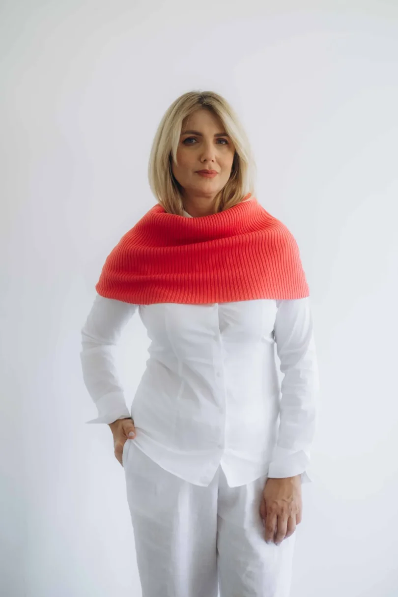 Dámske oblečenie nákrčník TANJA červeno-oranžový lososový – predný pohľad na pletený doplnok.