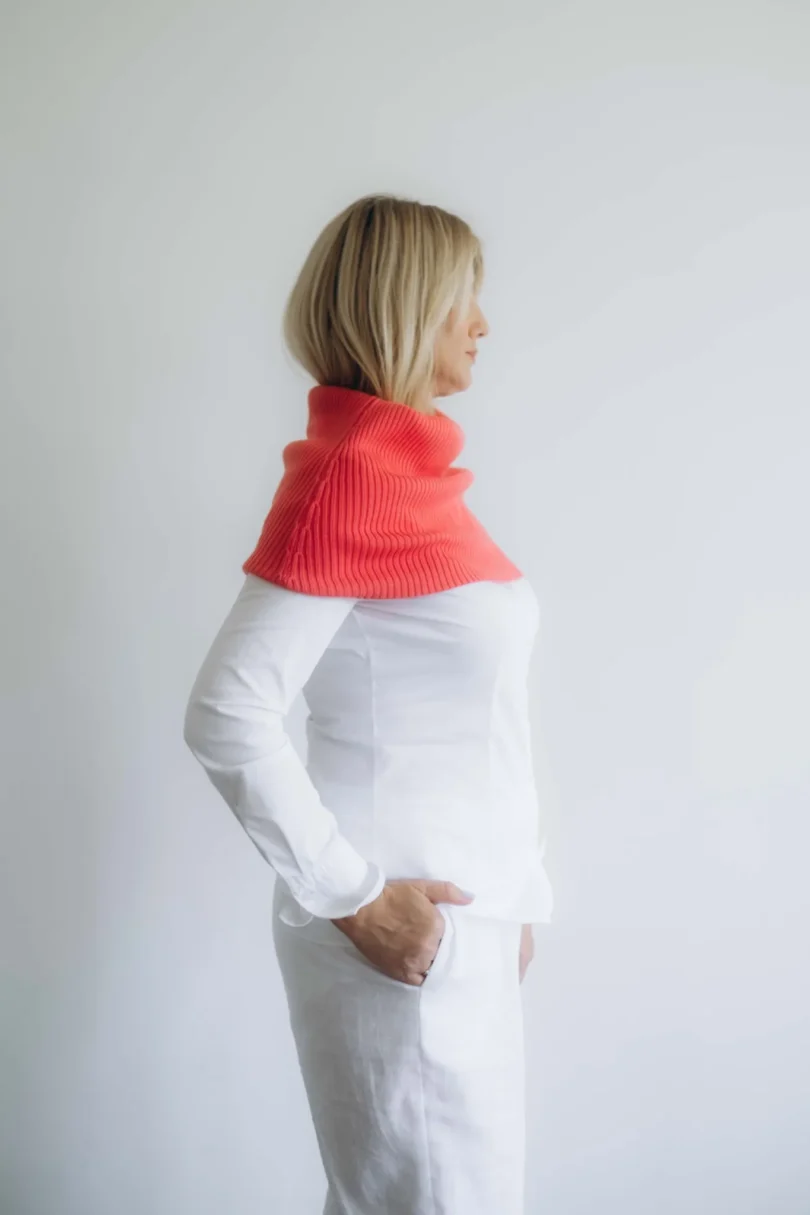 Dámske oblečenie nákrčník TANJA červeno-oranžový lososový – bočný pohľad na pletený doplnok.