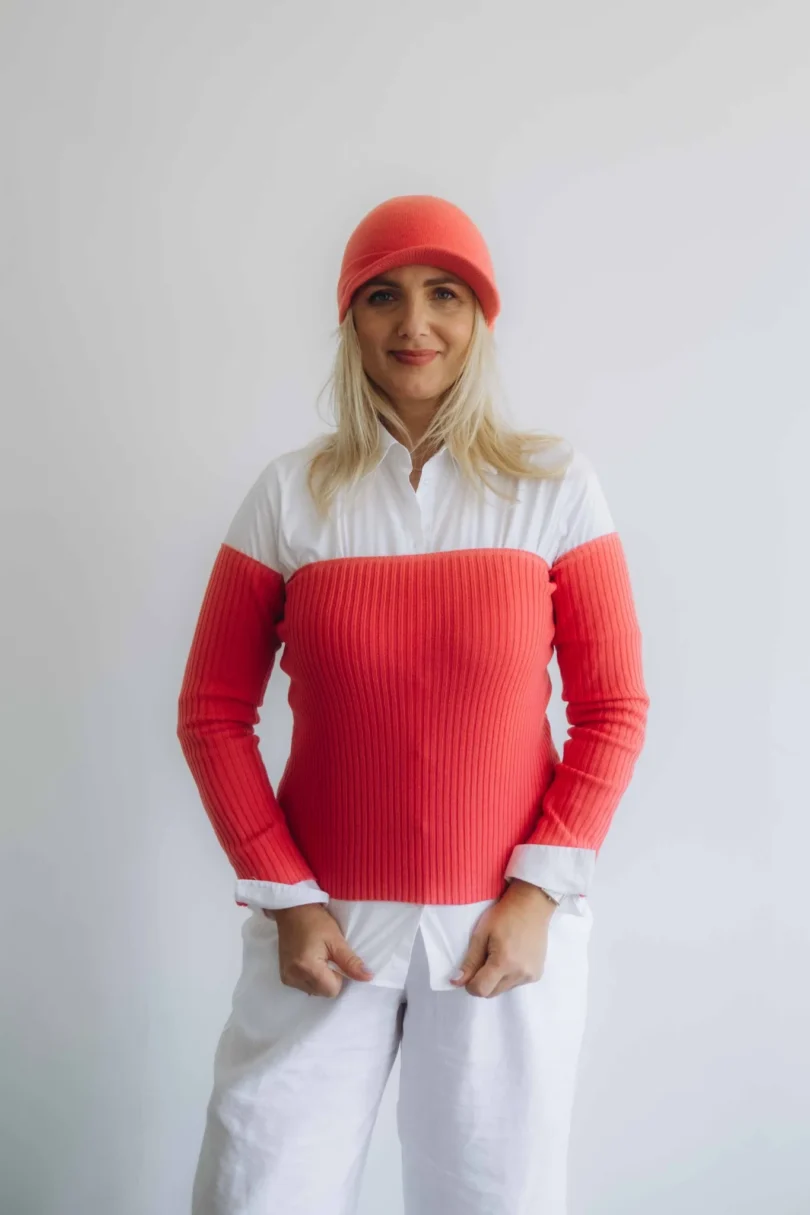 Dámske oblečenie trojset GUNVAR červeno-oranžový lososový – pletený set TATTJA s driekovníkom, rukávnikmi a čiapkou.