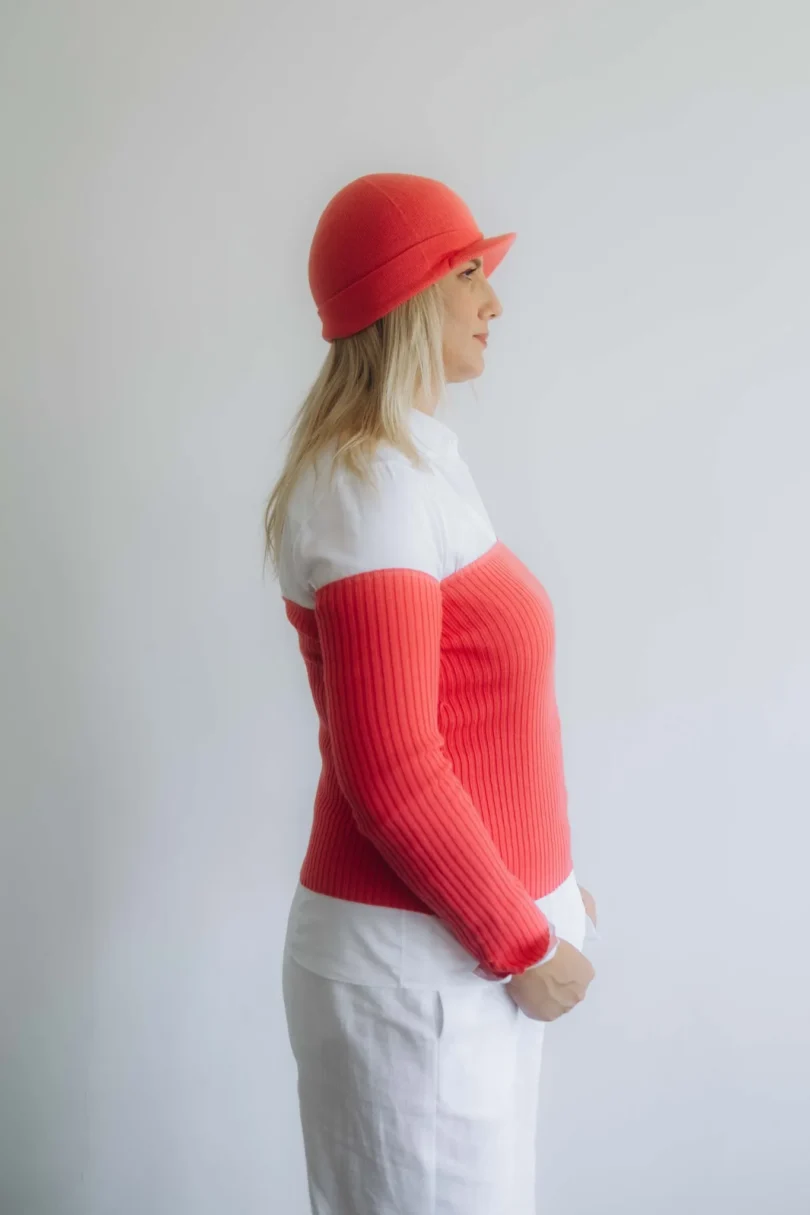 Dámske oblečenie trojset GUNVAR červeno-oranžový lososový – bočný pohľad na elegantný pletený set TATTJA.