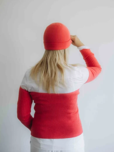 Dámske oblečenie trojset GUNVAR červeno-oranžový lososový – zadný pohľad na moderný pletený set TATTJA.