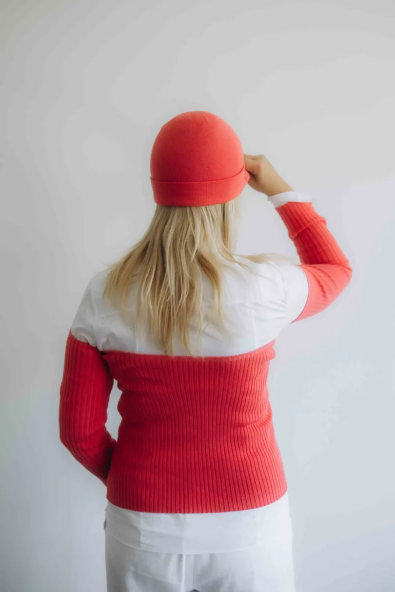 Dámske oblečenie trojset GUNVAR červeno-oranžový lososový – zadný pohľad na moderný pletený set TATTJA.