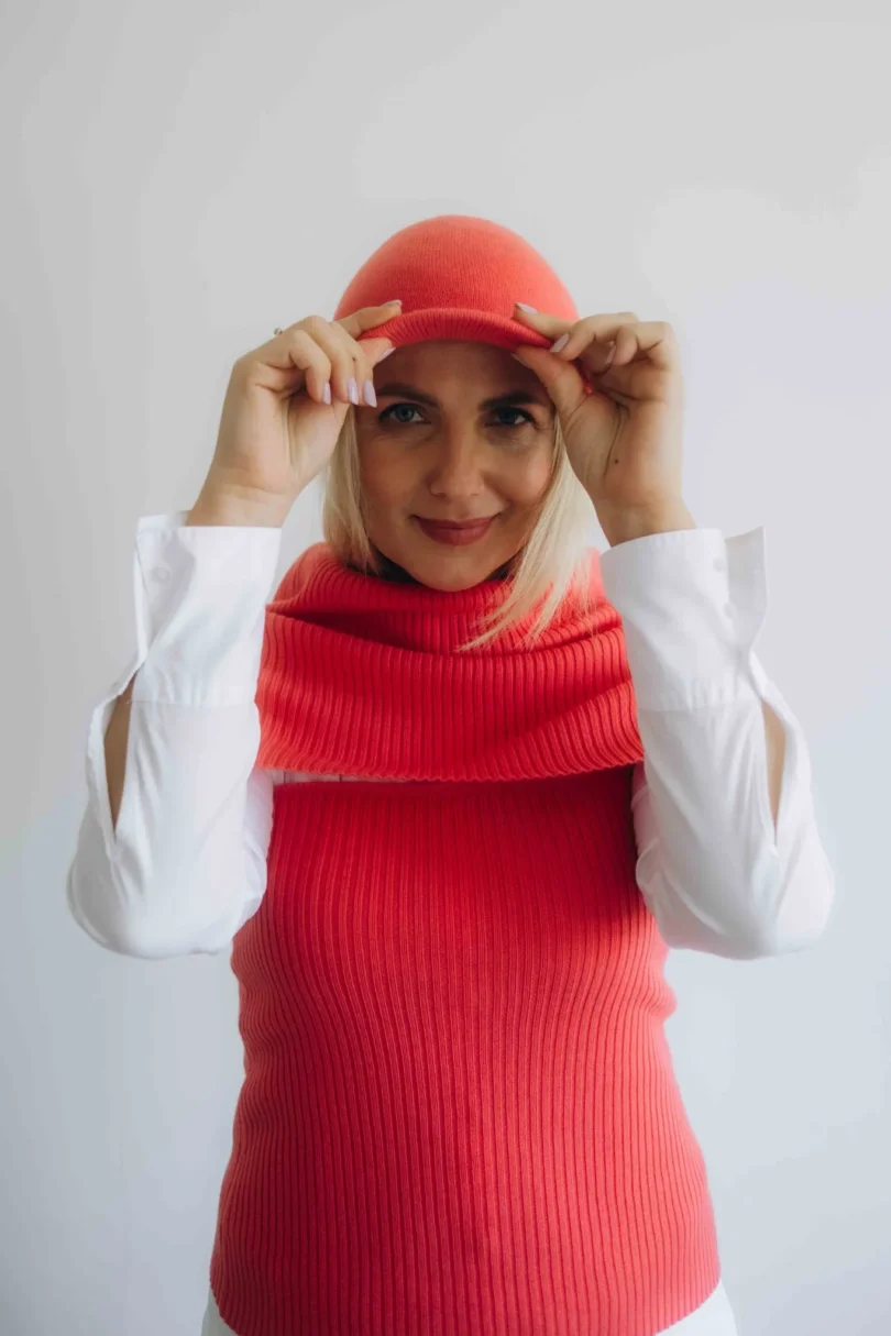 Dámsky trojset SOLVEJ červeno-oranžový lososový – pletený komplet TATTJA v žiarivom odtieni, ktorý spája ženskosť, energiu a štýl.