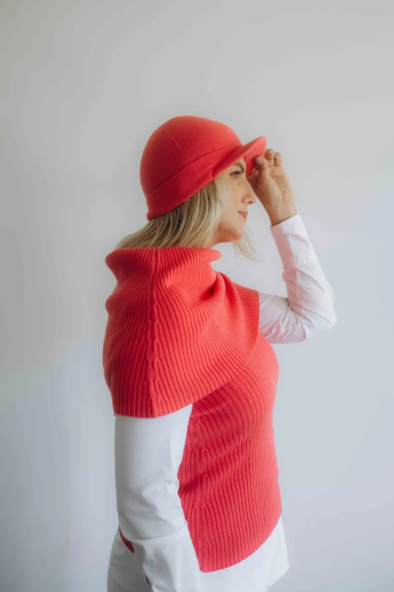 Trojset SOLVEJ červeno-oranžový lososový – ženský pletený komplet s nákrčníkom, driekovníkom a čiapkou v odtieni energie a jemnosti.