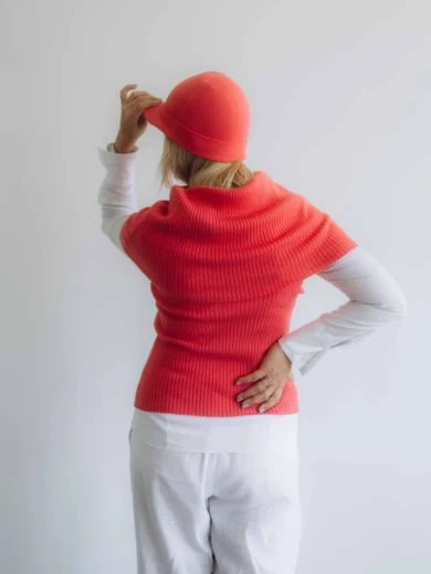 Dámsky trojset SOLVEJ červeno-oranžový lososový – zadný pohľad na elegantný pletený komplet, ktorý tvaruje postavu a pôsobí prirodzene luxusne.