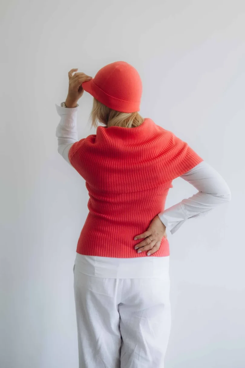 Dámsky trojset SOLVEJ červeno-oranžový lososový – zadný pohľad na elegantný pletený komplet, ktorý tvaruje postavu a pôsobí prirodzene luxusne.