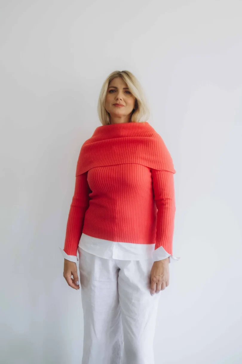 Dámske oblečenie trojset DAKIN červeno-oranžový lososový – pletený set TATTJA s nákrčníkom, driekovníkom a rukávnikmi.