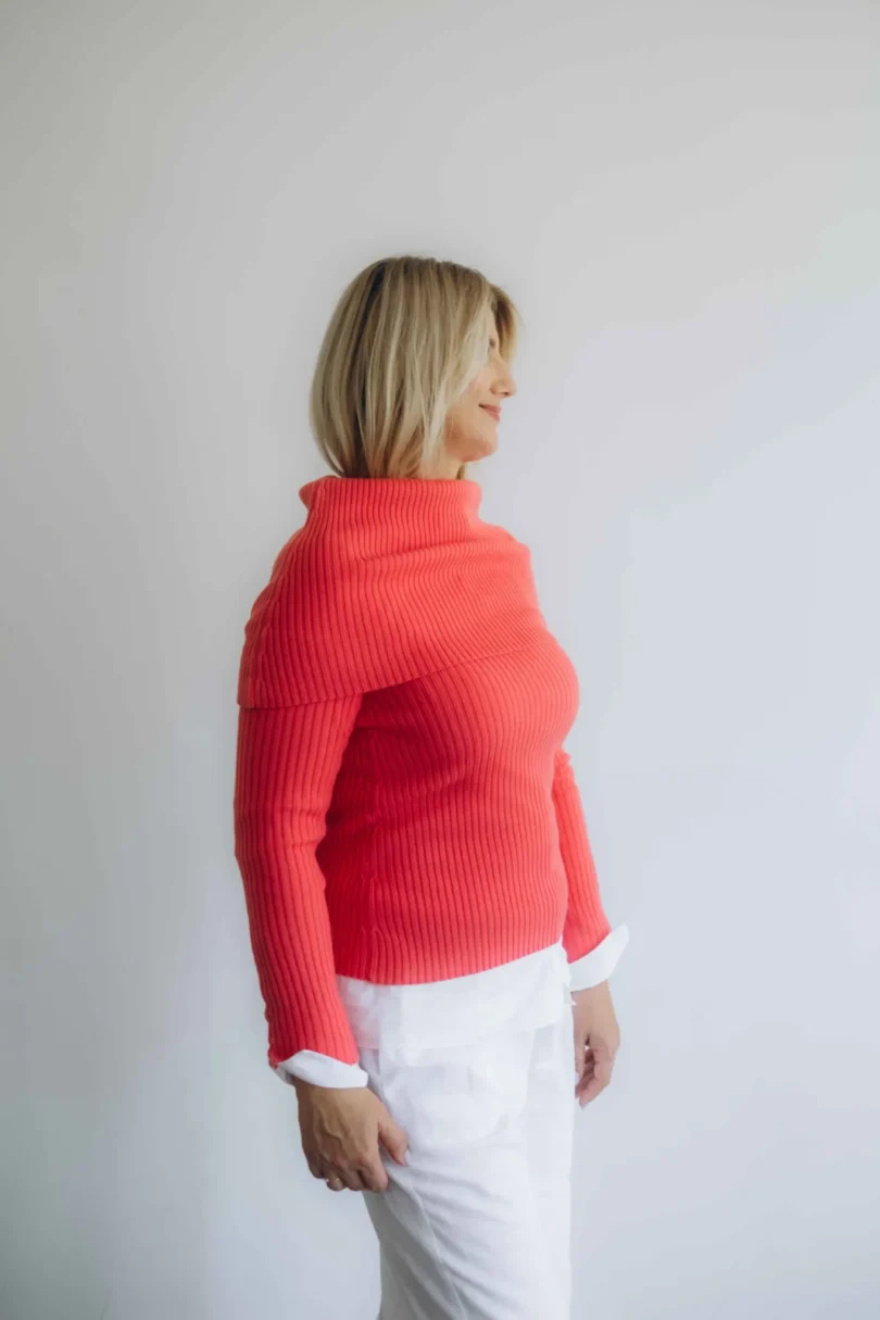 Dámske oblečenie trojset DAKIN červeno-oranžový lososový – bočný pohľad na elegantný pletený set TATTJA.