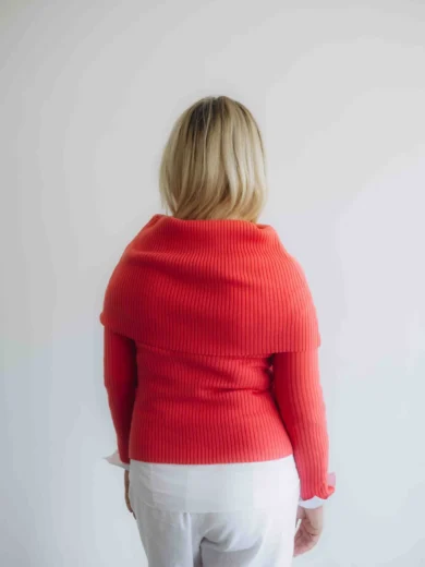 Dámske oblečenie trojset DAKIN červeno-oranžový lososový – zadný pohľad na moderný pletený set TATTJA.