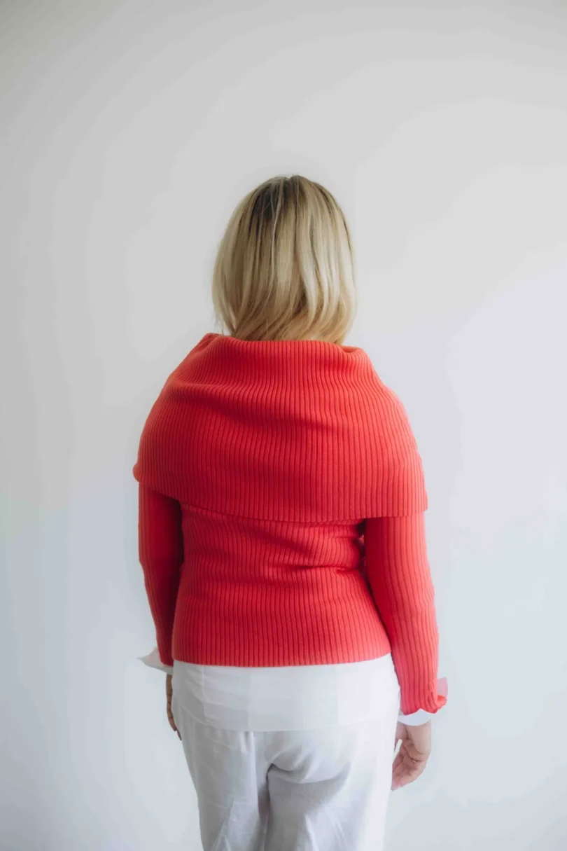 Dámske oblečenie trojset DAKIN červeno-oranžový lososový – zadný pohľad na moderný pletený set TATTJA.