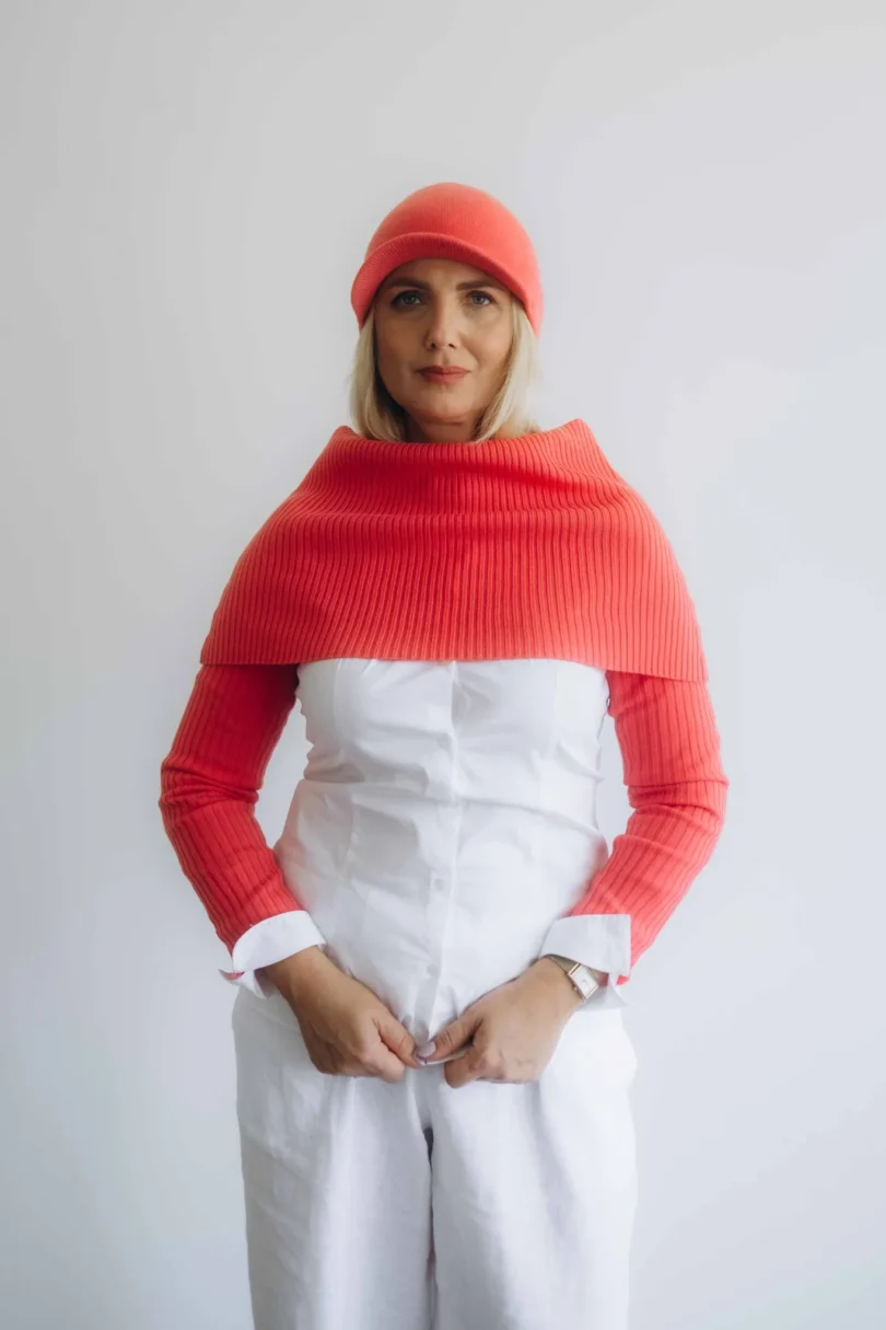 Dámske oblečenie trojset MIMIR červeno-oranžový lososový – luxusný pletený set TATTJA s nákrčníkom, rukávnikmi a čiapkou.