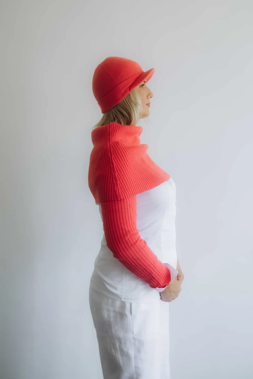 Dámske oblečenie trojset MIMIR červeno-oranžový lososový – bočný pohľad na elegantný pletený komplet TATTJA.