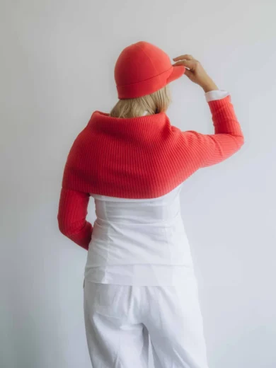 Dámske oblečenie trojset MIMIR červeno-oranžový lososový – zadný pohľad na luxusný pletený set TATTJA.