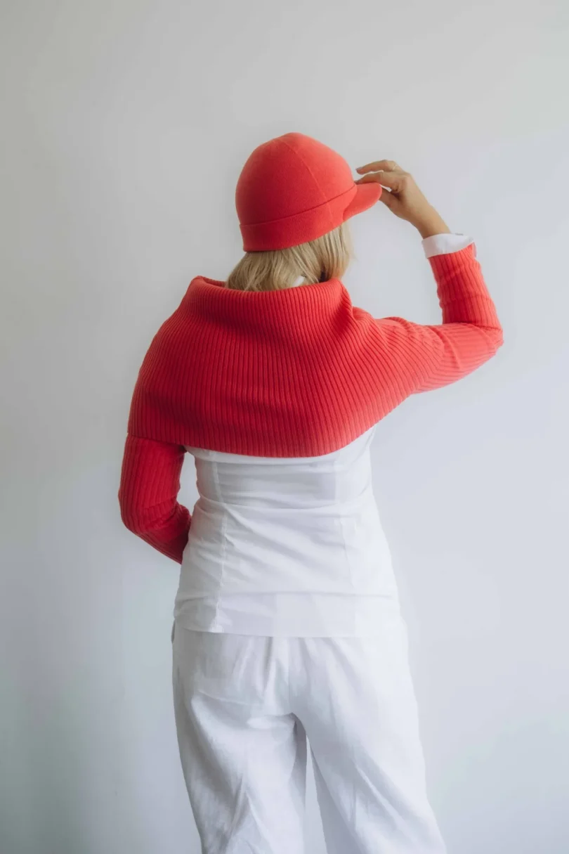 Dámske oblečenie trojset MIMIR červeno-oranžový lososový – zadný pohľad na luxusný pletený set TATTJA.