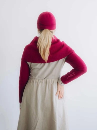 Trojset MIMIR cyklámenový – pohľad zozadu na sofistikovaný pletený komplet TATTJA s jemným tvarovaním a ženskou eleganciou.