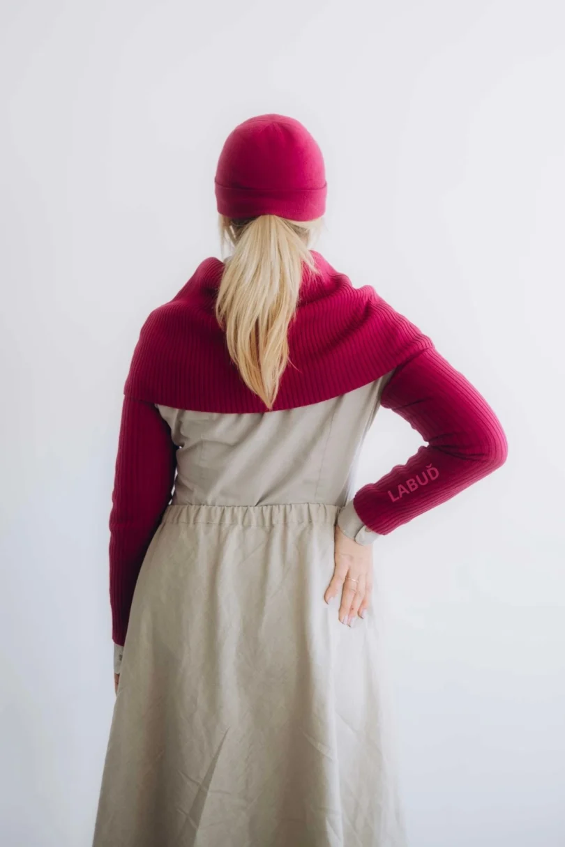 Trojset MIMIR cyklámenový – pohľad zozadu na sofistikovaný pletený komplet TATTJA s jemným tvarovaním a ženskou eleganciou.