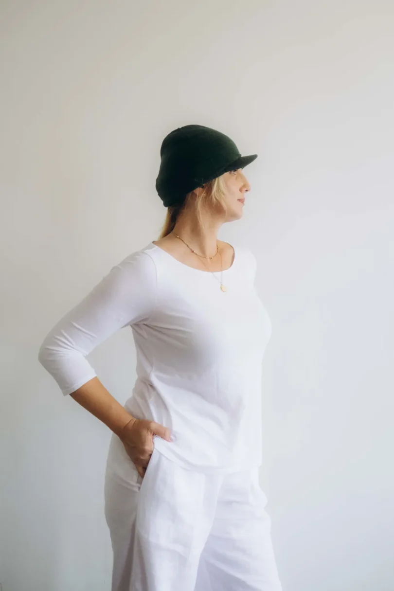 Dámske oblečenie čiapka ANJA tmavozelená – bočný pohľad.