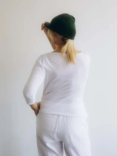 Dámske oblečenie čiapka ANJA tmavozelená – zadný pohľad