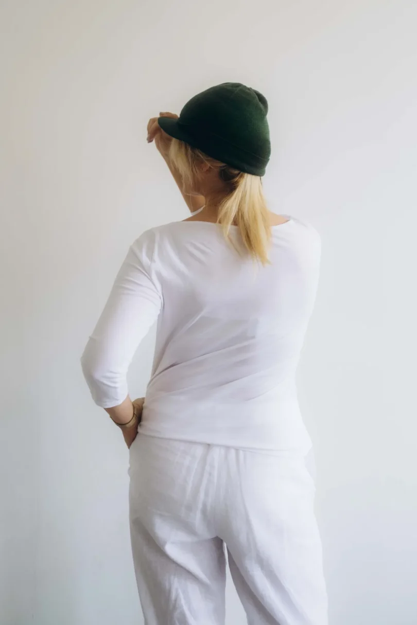 Dámske oblečenie čiapka ANJA tmavozelená – zadný pohľad