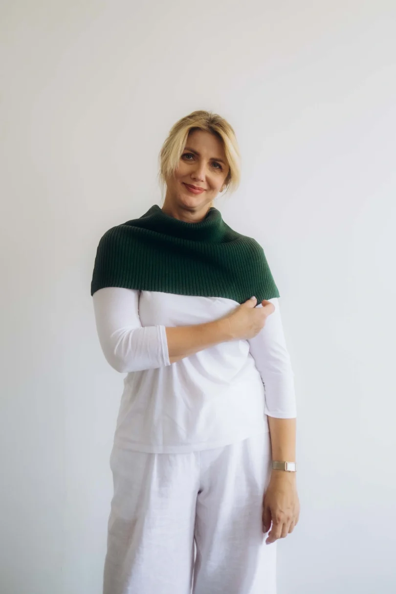 Dámske oblečenie nákrčník TANJA tmavozelený – elegantný pletený doplnok TATTJA.