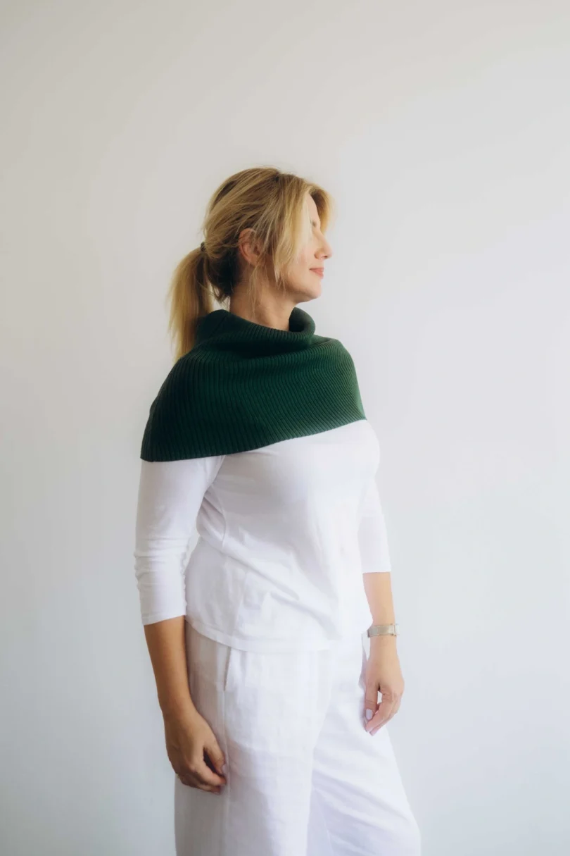 Dámske oblečenie nákrčník TANJA tmavozelený – bočný pohľad na pletený doplnok.