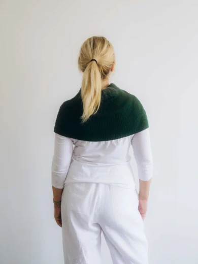 Dámske oblečenie nákrčník TANJA tmavozelený – zadný pohľad na elegantný doplnok TATTJA.