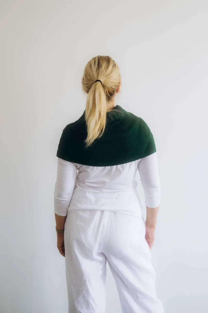 Dámske oblečenie nákrčník TANJA tmavozelený – zadný pohľad na elegantný doplnok TATTJA.