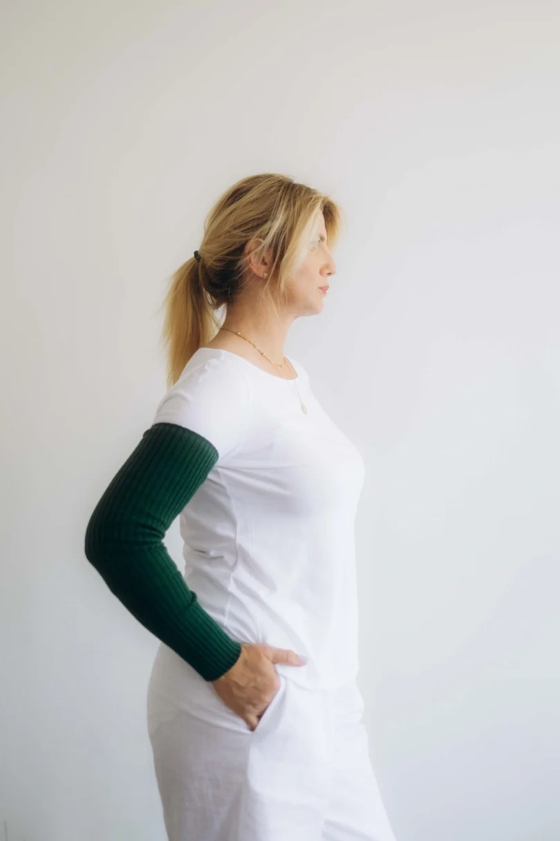 Dámske oblečenie rukávniky KATJA tmavozelené – bočný pohľad.