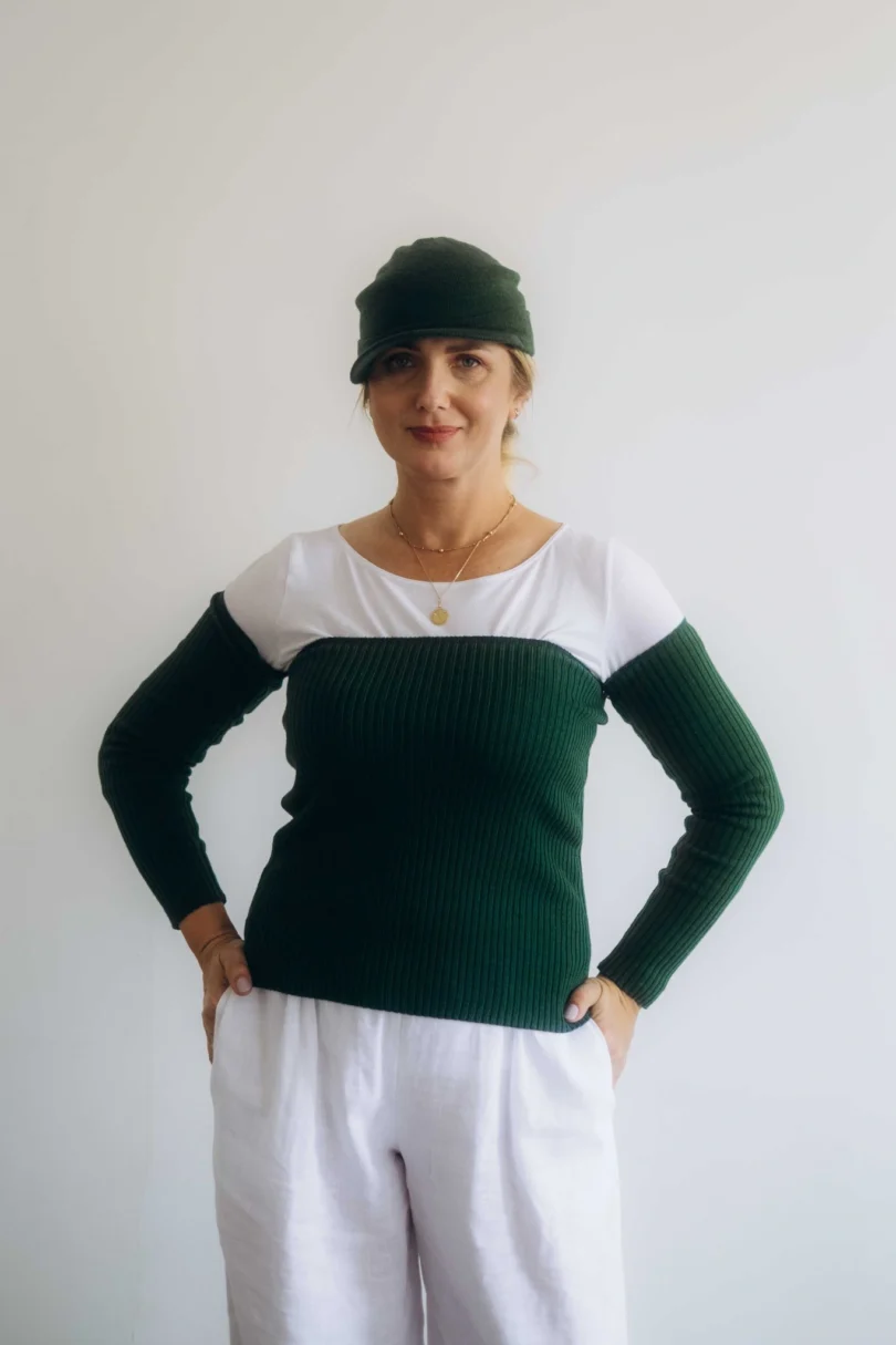 Dámske oblečenie trojset GUNVAR tmavozelený – luxusný pletený set TATTJA s driekovníkom, rukávnikmi a čiapkou.