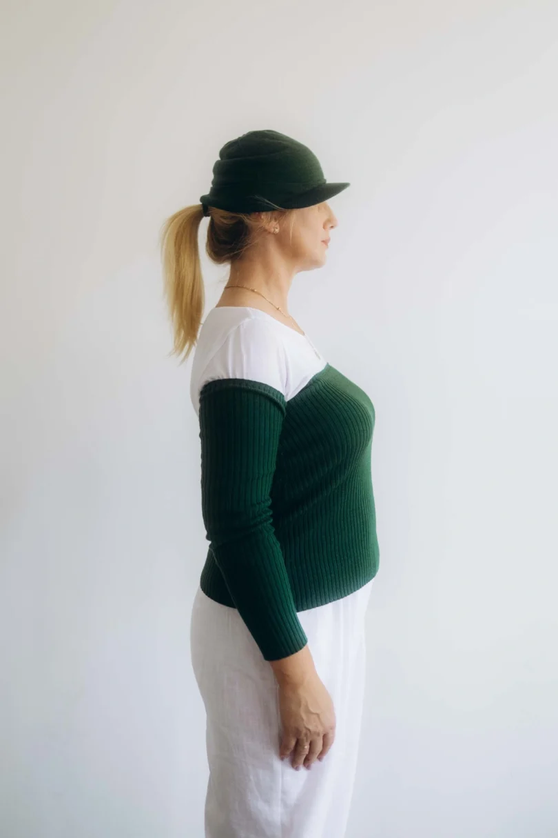 Dámske oblečenie trojset GUNVAR tmavozelený – bočný pohľad na elegantný pletený set TATTJA.