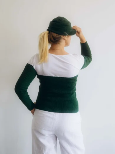 Dámske oblečenie trojset GUNVAR tmavozelený – zadný pohľad na moderný pletený set TATTJA.