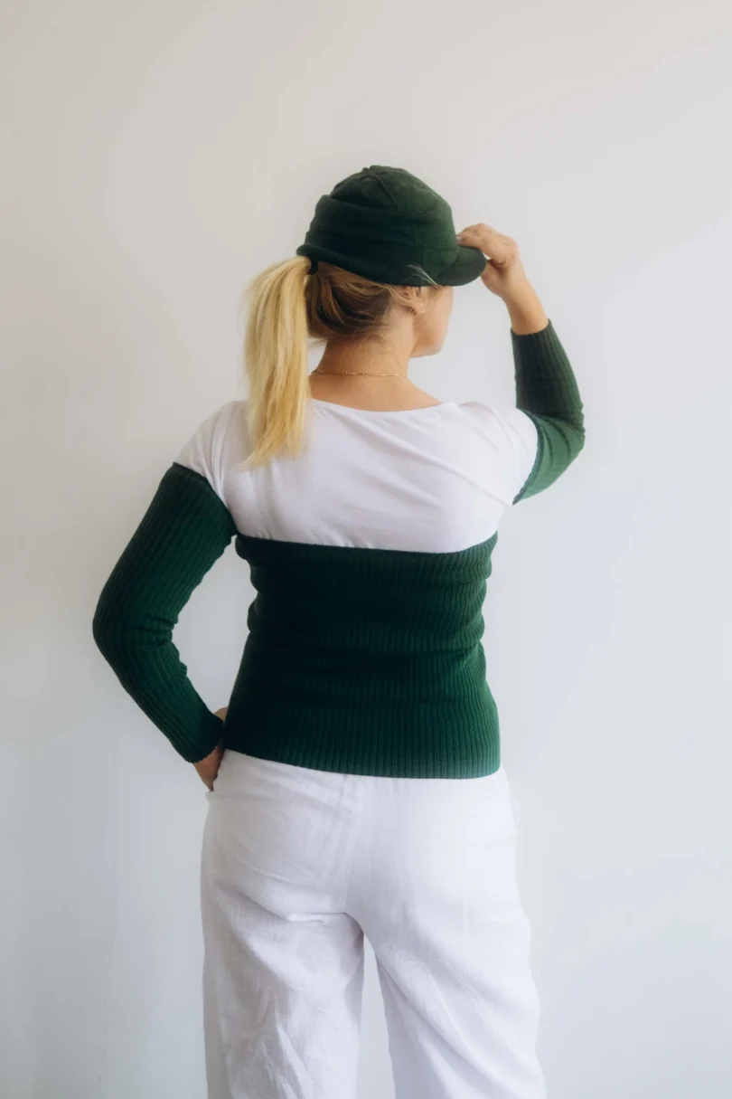 Dámske oblečenie trojset GUNVAR tmavozelený – zadný pohľad na moderný pletený set TATTJA.