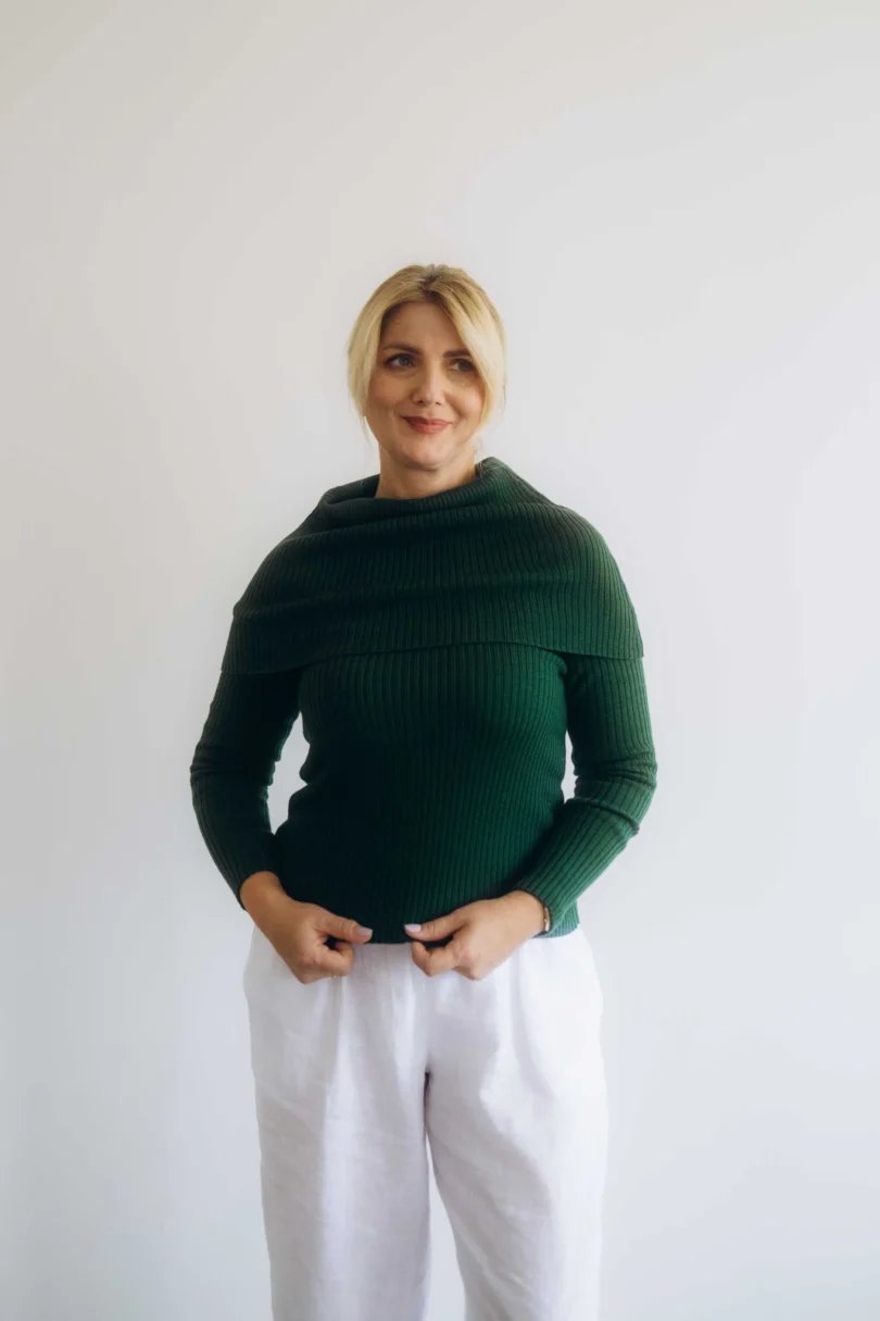 Dámske oblečenie trojset DAKIN tmavozelený – pletený set TATTJA s nákrčníkom, driekovníkom a rukávnikmi.