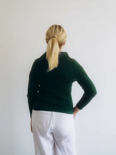 Dámske oblečenie trojset DAKIN tmavozelený – zadný pohľad na moderný pletený set TATTJA.