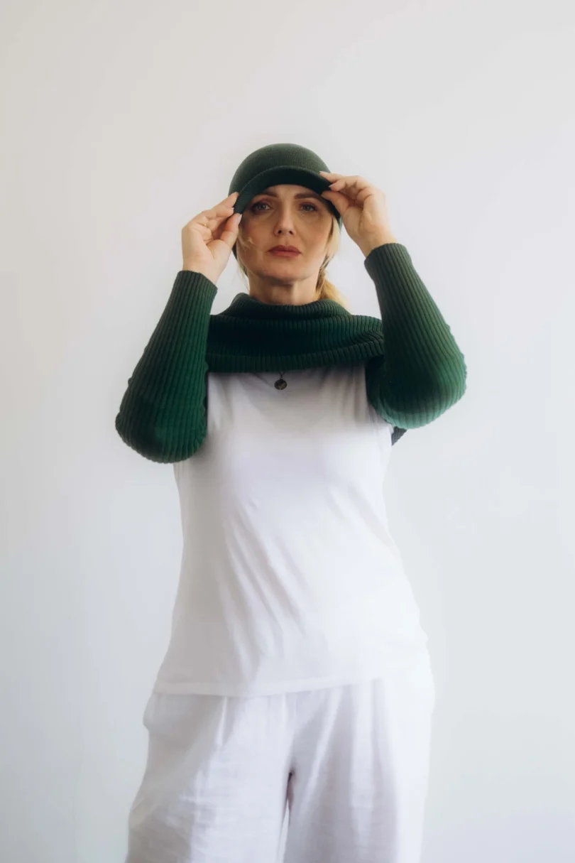 Dámske oblečenie trojset MIMIR tmavozelený – elegantný pletený set TATTJA s nákrčníkom, rukávnikmi a čiapkou v odtieni zelenej harmónie.