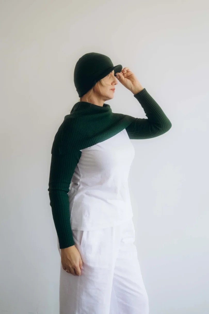 Dámske oblečenie trojset MIMIR tmavozelený – pletený set TATTJA z profilu v elegantnom prírodnom tóne.