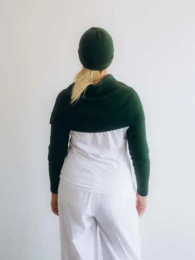 Dámske oblečenie trojset MIMIR tmavozelený – zadný pohľad na luxusný pletený komplet TATTJA.