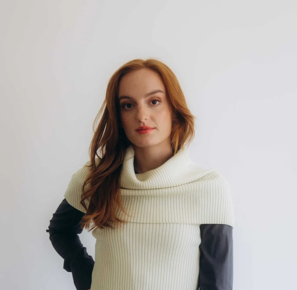 Krémovo-vanilkový pletený nákrčník a driekovník v elegantnom ženskom stylingu